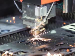 En laserskærerer bruger skæreolie til metalskæring i stålplader