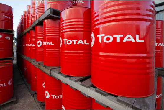 TOTALs logo går igen på alle vores produkter - herunder vores signifikante, røde olietønder
